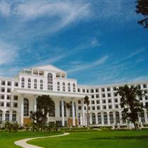 【小鹿訂制】羅浮山嘉寶田國(guó)際溫泉度假酒店(嘉寶田國(guó)際溫泉度假酒店，小隱三五日 酒店就坐落在羅浮山腳下 彷如一個(gè)巨大的天然氧吧 攜一顆寡欲清心 來(lái)此除去塵世紛擾的羈絆)